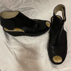 Fly London Wedge sandal in black leather size 40